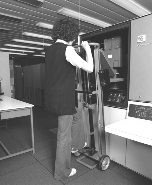 Figure 5.1. Mounting a camera in the FR80 Microfilm Recorder