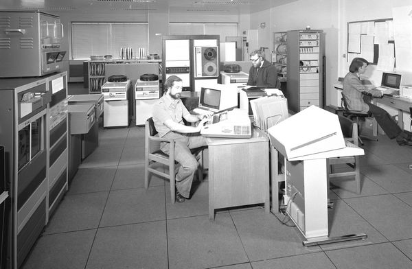 Fig 5.1 The GEC 4070 and PRIME 400 ICF computer area (Richard Hilken, Len Ford and Dale Sutcliffe)