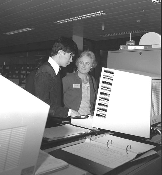 Mike Chiu demonstrates new Grants and Awards System on the 2904 to Valerie Bowell, May 1978