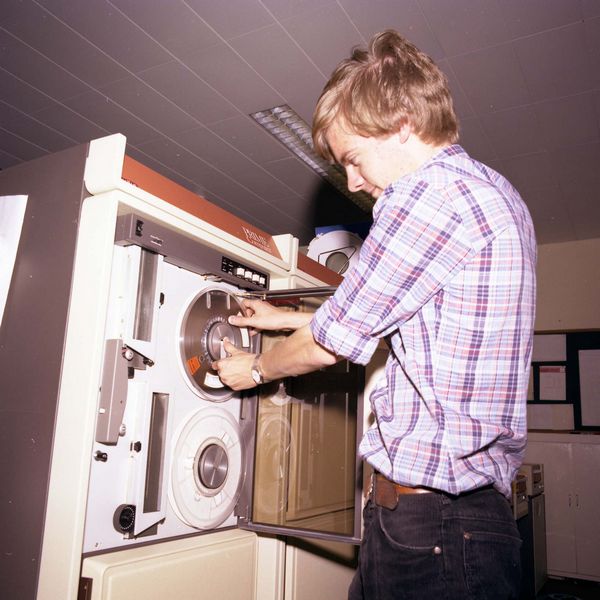 Student mounting a magnetic tape, June 1982