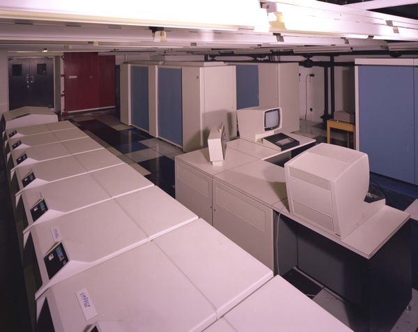 Back left: the 3081 processor (with two sliding doors) and behind it part of the processor controller. In the foreground is a row of 3350 disc drives, and back right is part of the IBM 3032.