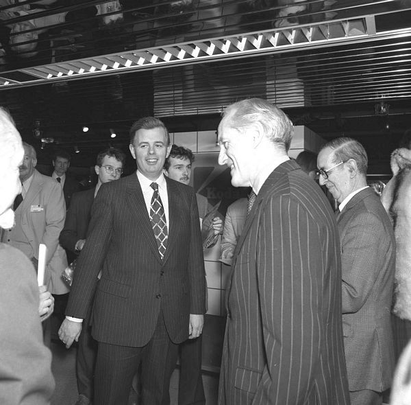 John Kingman, SERC Chairman talks to William Shelton at INFO '83