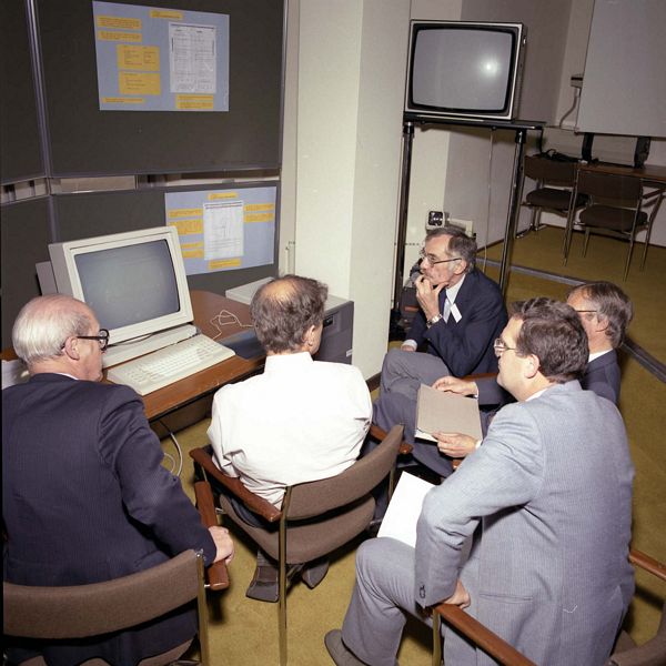 Peter Brown demonstrating the Kent Tools to CFC in 1986