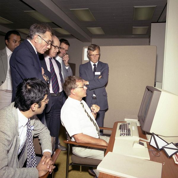 Brian Colyer demonstrating to the Computing Facilities Committee, October 1986. Doug Lewin standing at the front and John Wooton face-on at the back 