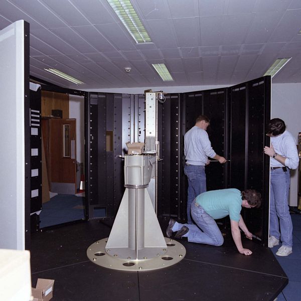 StorageTek personnel installing the Atlas ACS
