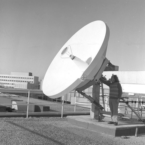 Fig 5.5 View of the dish installed on the roof of the Atlas Centre as part of the STELLA project. (30764) 
